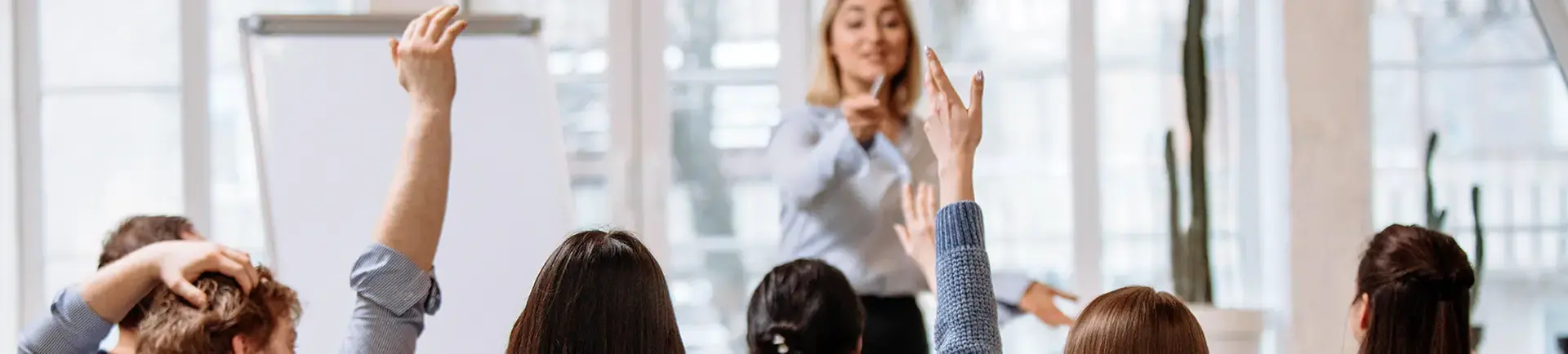 Kvinna föreläser för ungdomar om ekonomi. Bild från Freepik